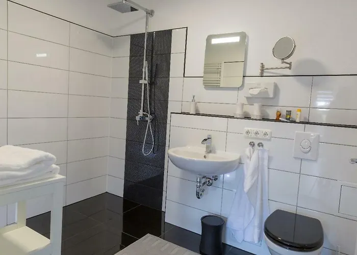 Clara Hills ايبرسوالده فيناو